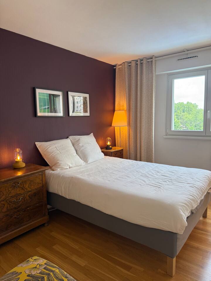 V spálni je šatník s vešiakmi a zásuvkami, komoda a manželská posteľ s rozmermi 140 x 200 cm.
