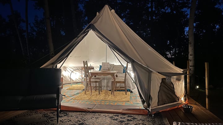 Notre « 5e chambre » est une expérience de camping de luxe ! Entièrement fourni, dormez confortablement parmi les Aspens sur un lit Queen et profitez de votre propre petite cuisine et douche/salle de bain extérieure. Foyer au propane inclus. À seulement 500’ de chez vous mais privé. 