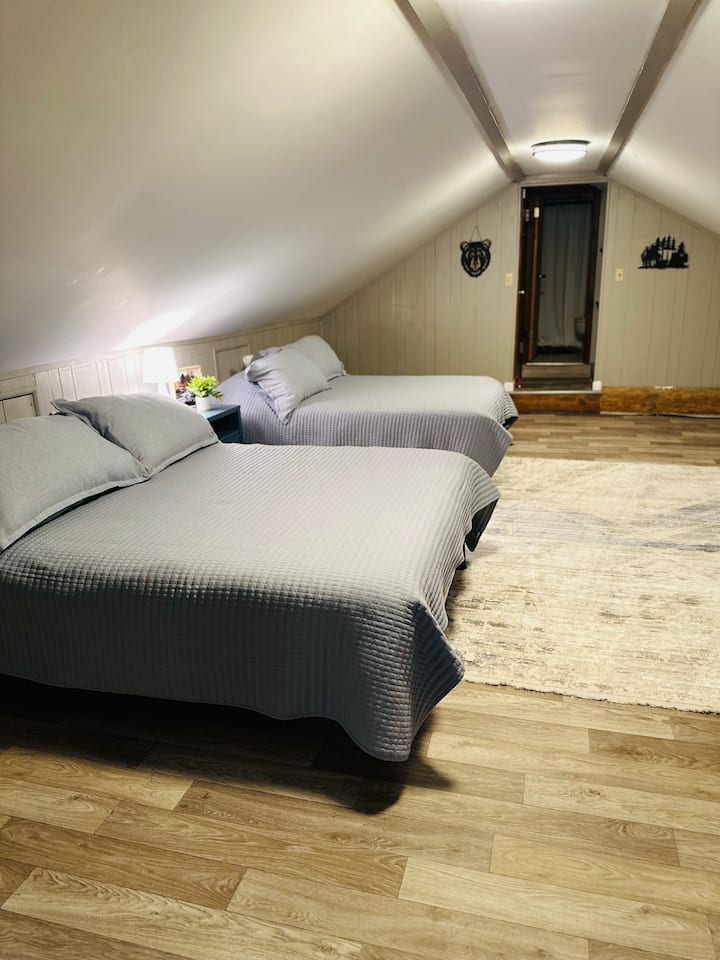 2 camas tamaño queen nuevas con fundas de colchón, sábanas, ropa de cama, almohadas y edredón nuevos. Toda la ropa de cama se lava después de que un huésped haya salido.