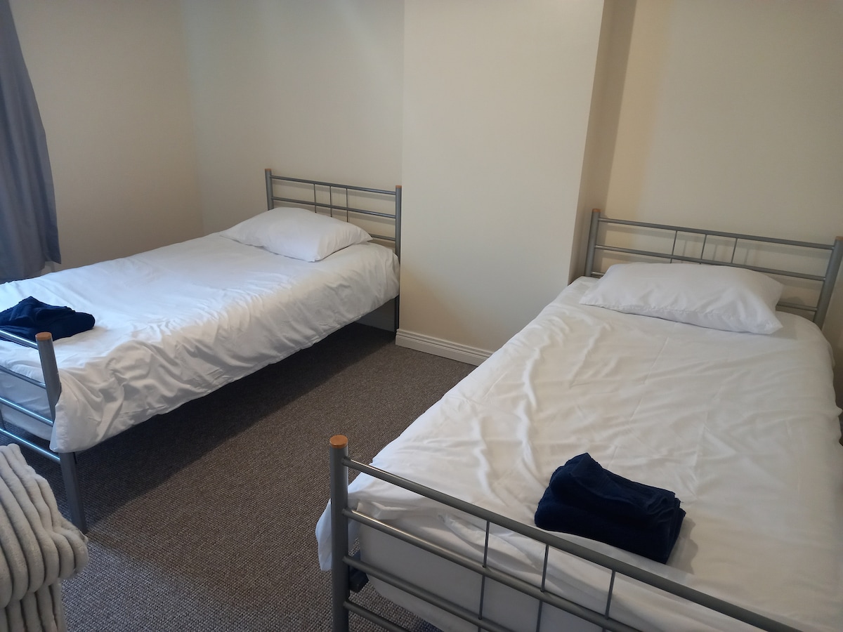 Ova spavaća soba ima 2 kreveta za jednu osobu.