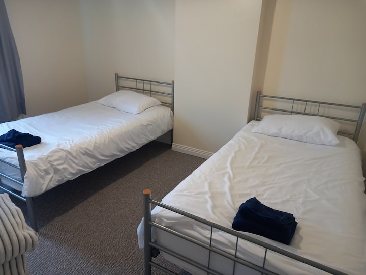 בחדר השינה הזה יש 2 מיטות יחיד.