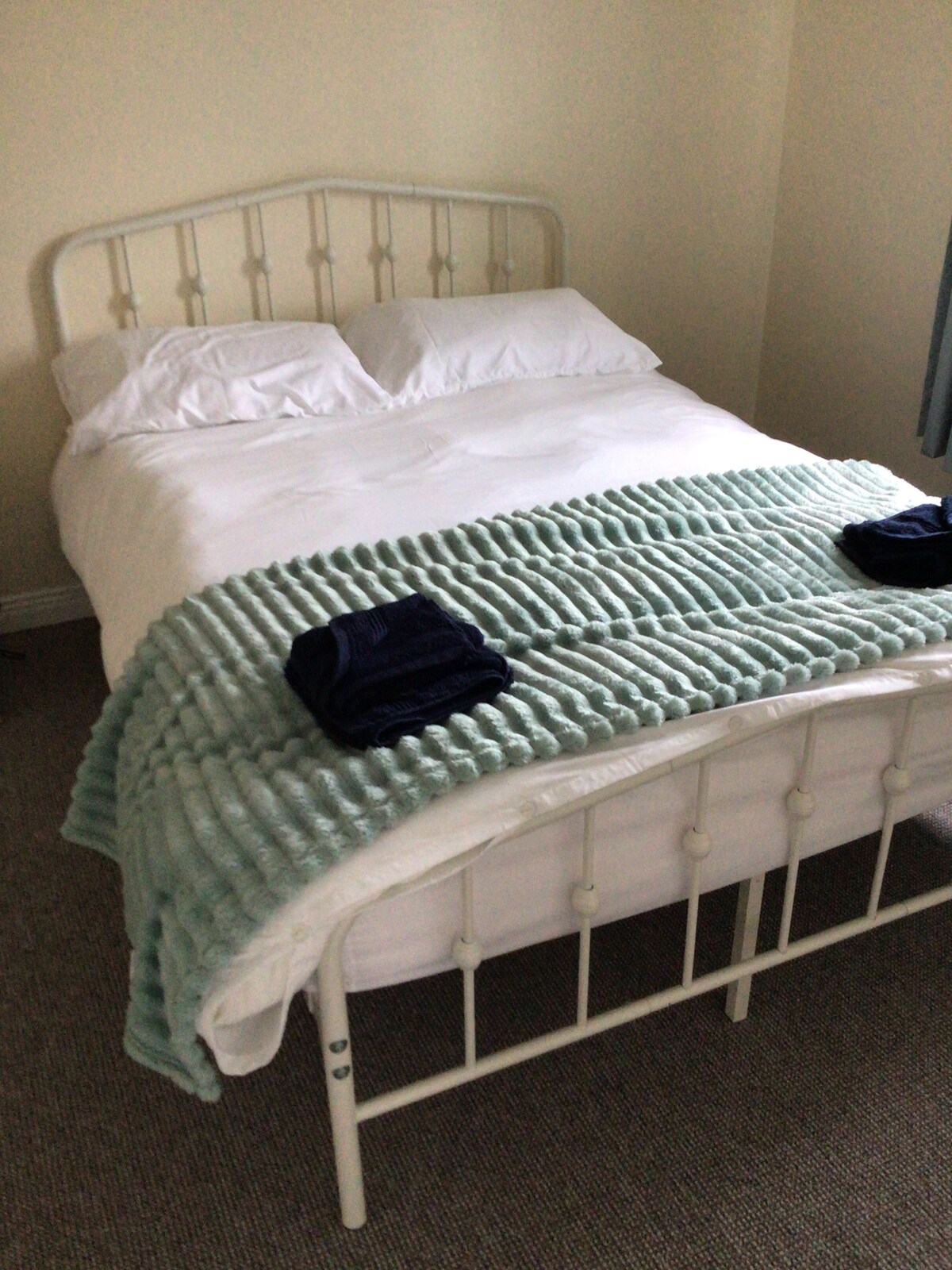 2. spavaća soba ima mali bračni krevet.