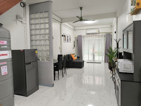 Private Home Big Balcony Fast WiFi Family Friendly