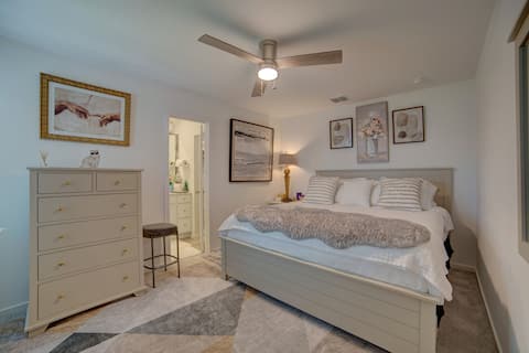Charming Getaway Retreat
4BD/2.5BA
King/Queen/Twin