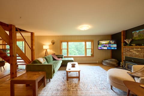 Successful Airbnb property: Woodland Cabin on 18 acres w/ hot tub & fireplace in Bennington