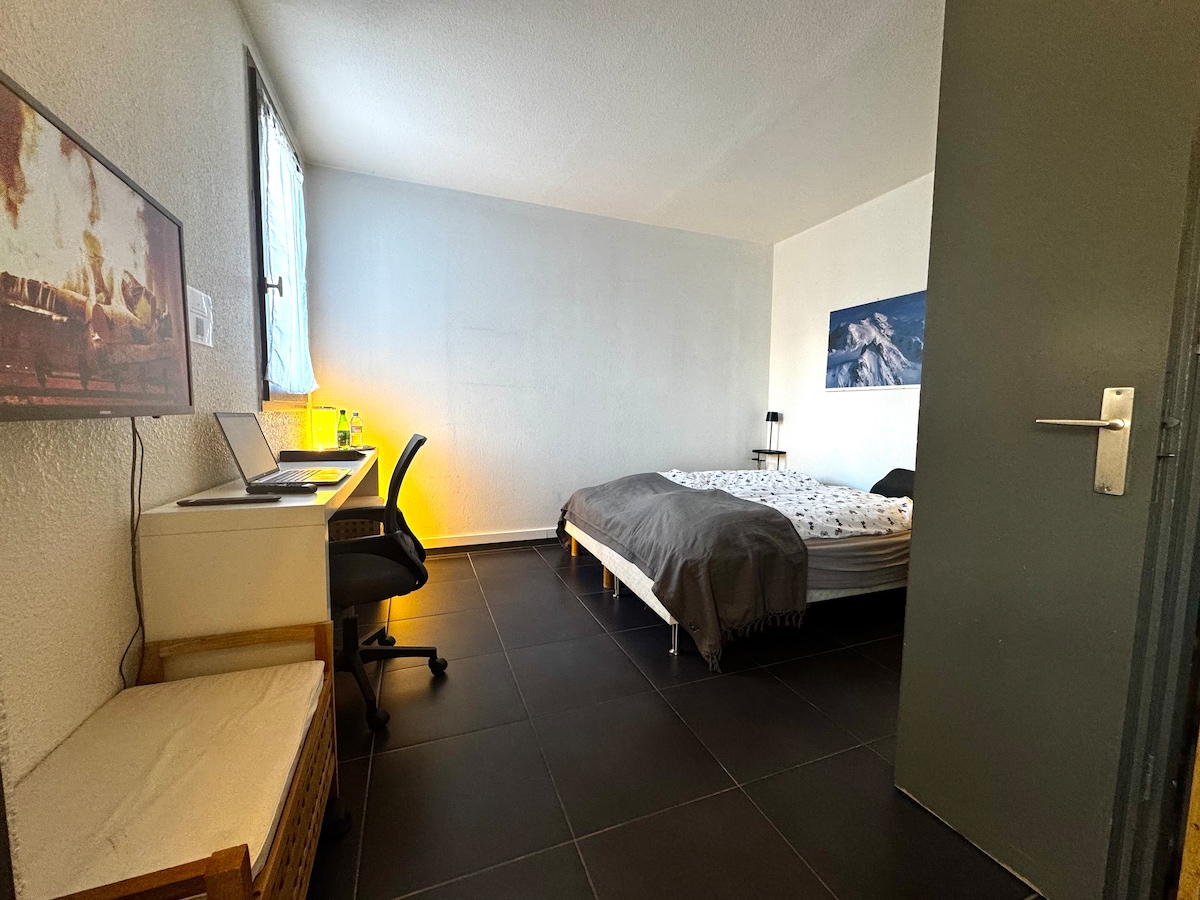 Спалня с двойно легло – заспите в топла стая, с последен поглед към снежните върхове зад прозореца. Гарантирано паркиране с изглед към планините.