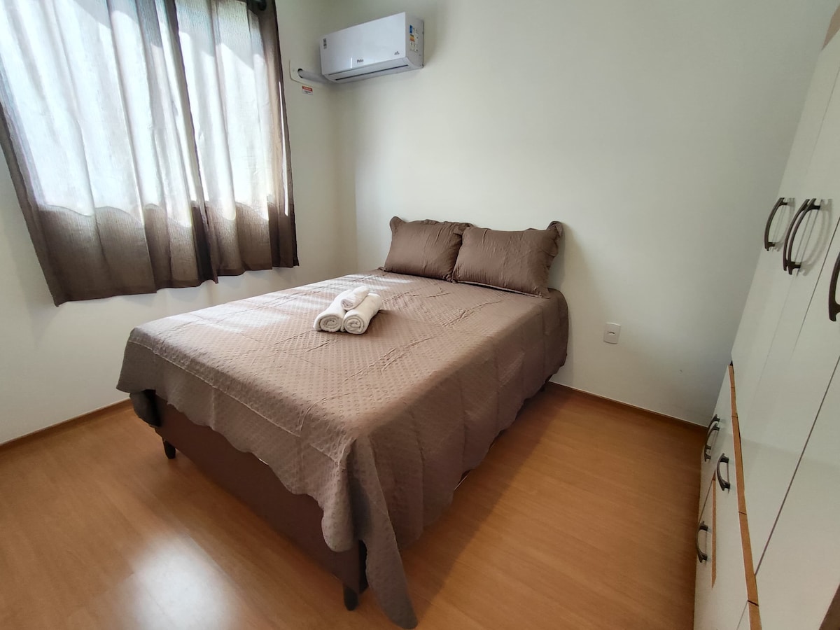 ძალიან მყუდრო ოთახი ორადგილიანი გარდერობის ყუთით საწოლითა და კონდიციონერით 