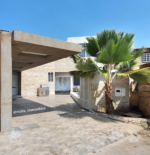 House in Lechería, Casa Botes C