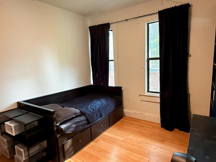 Krevet se može izvući i pretvoriti u veliki bračni krevet. 