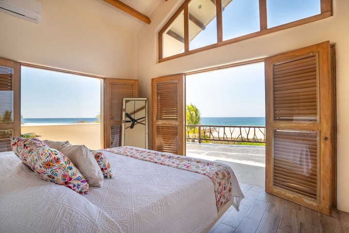 Suite principal con terraza privada e impresionantes vistas de 180° al mar: su propio refugio tranquilo junto al mar. ✨