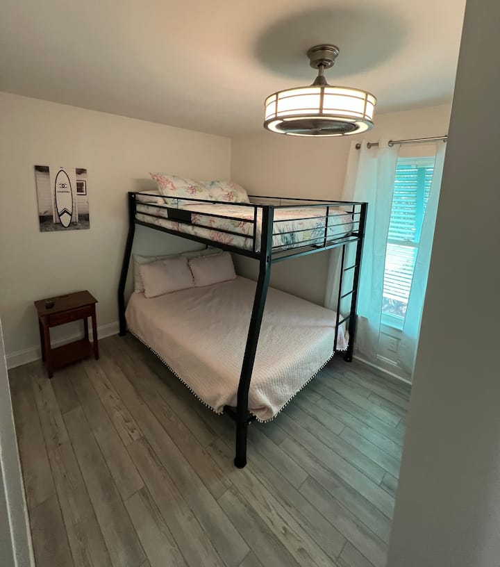 E lyer rishtas. Dollap me hapësirë të bollshme. Mbretëreshë e mbushur. Shtrojat e përfshira.

