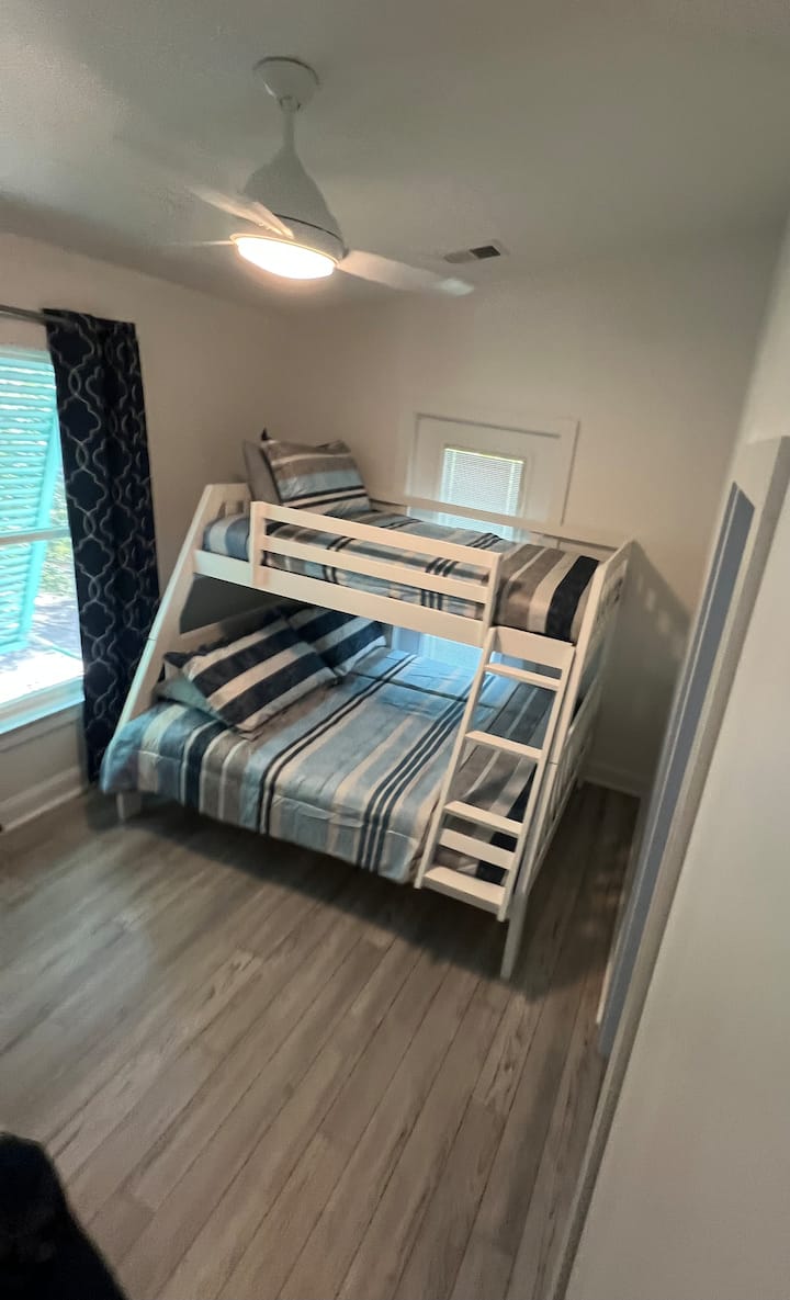 Twin over Double. Lidhet me Master BR. E përkryer për 2-3 fëmijë / adoleshentë.