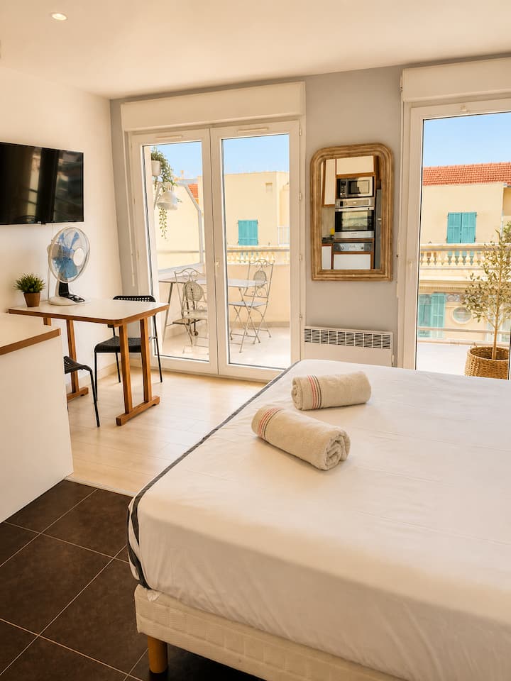 Sea View Studio With A/c, Central Located - Beausoleil