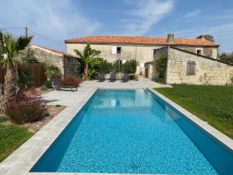 Large family home with swimming pool, 14 to 17 people