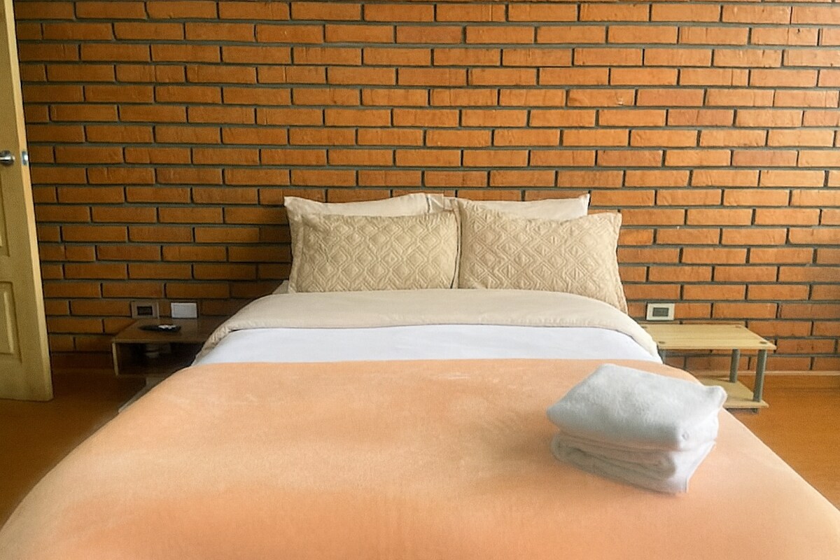 Krevet s dvostrukim madracem.