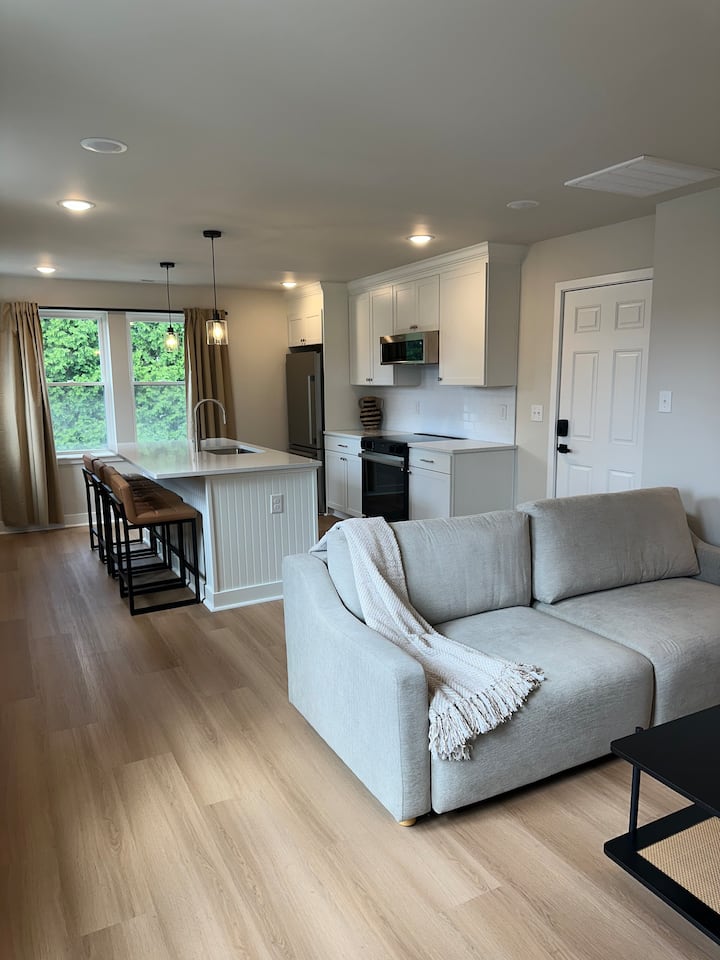 Modern Comfort Near The Capitol #C - Charleston, WV