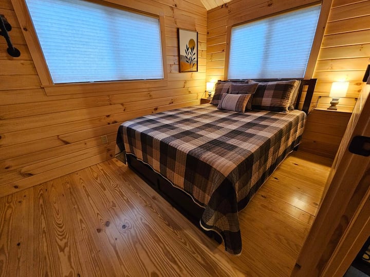 Queen bed, master