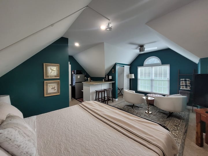 เมมโมรี่โฟมที่นุ่มสบาย เตียงคิงไซส์พร้อมเก้าอี้หมุนและที่นั่งพักเท้าหนัง