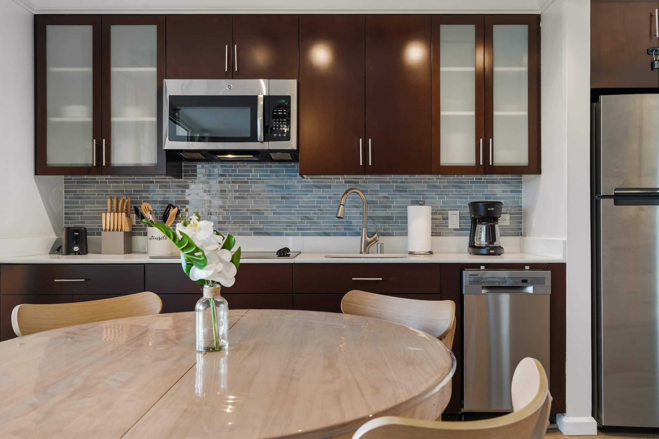 Condo in Honolulu · ★4.73 · 1 bedroom · 2 beds · 1 private bath - Image 13