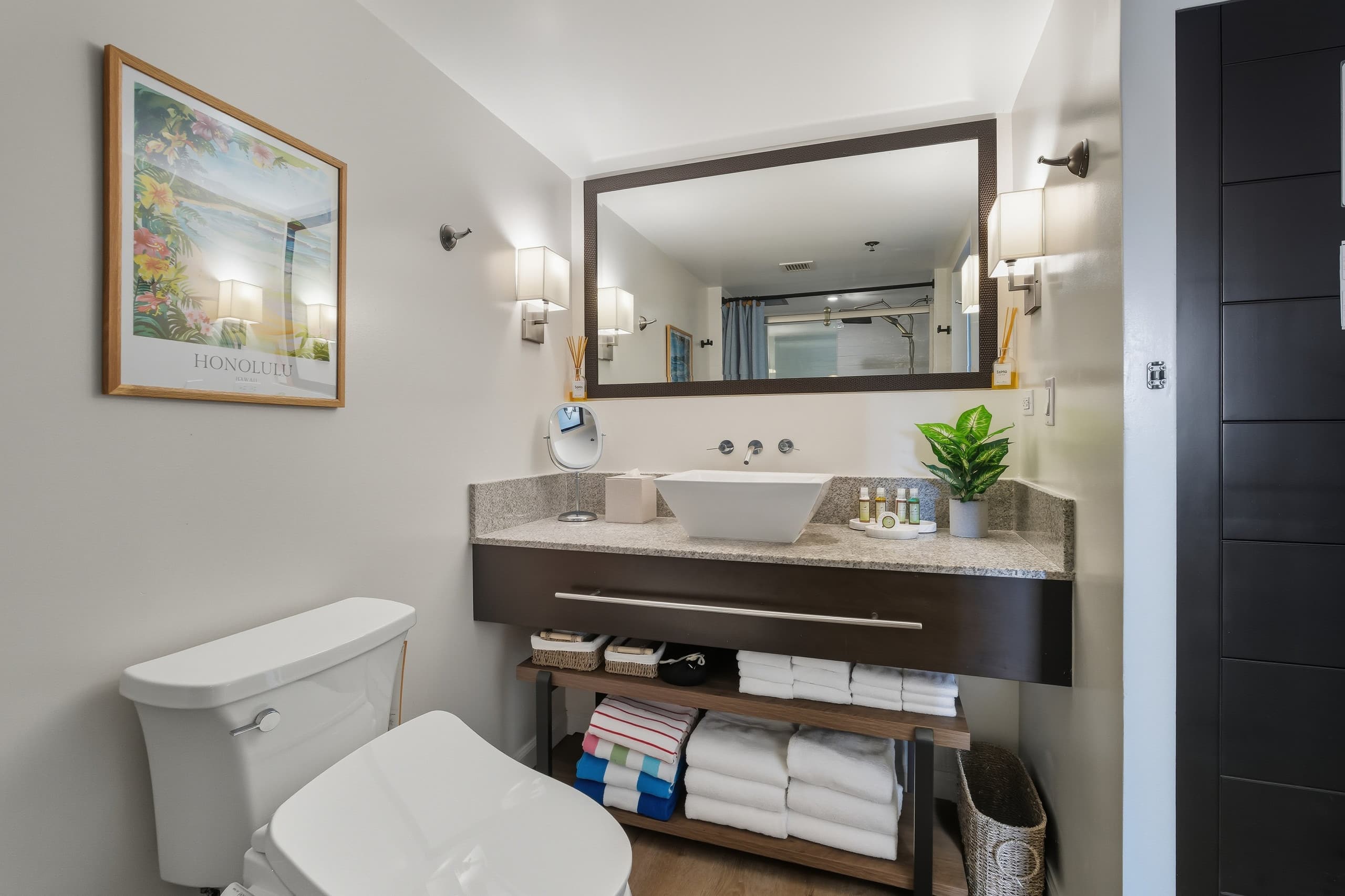 Condo in Honolulu · ★4.73 · 1 bedroom · 2 beds · 1 private bath - Image 19