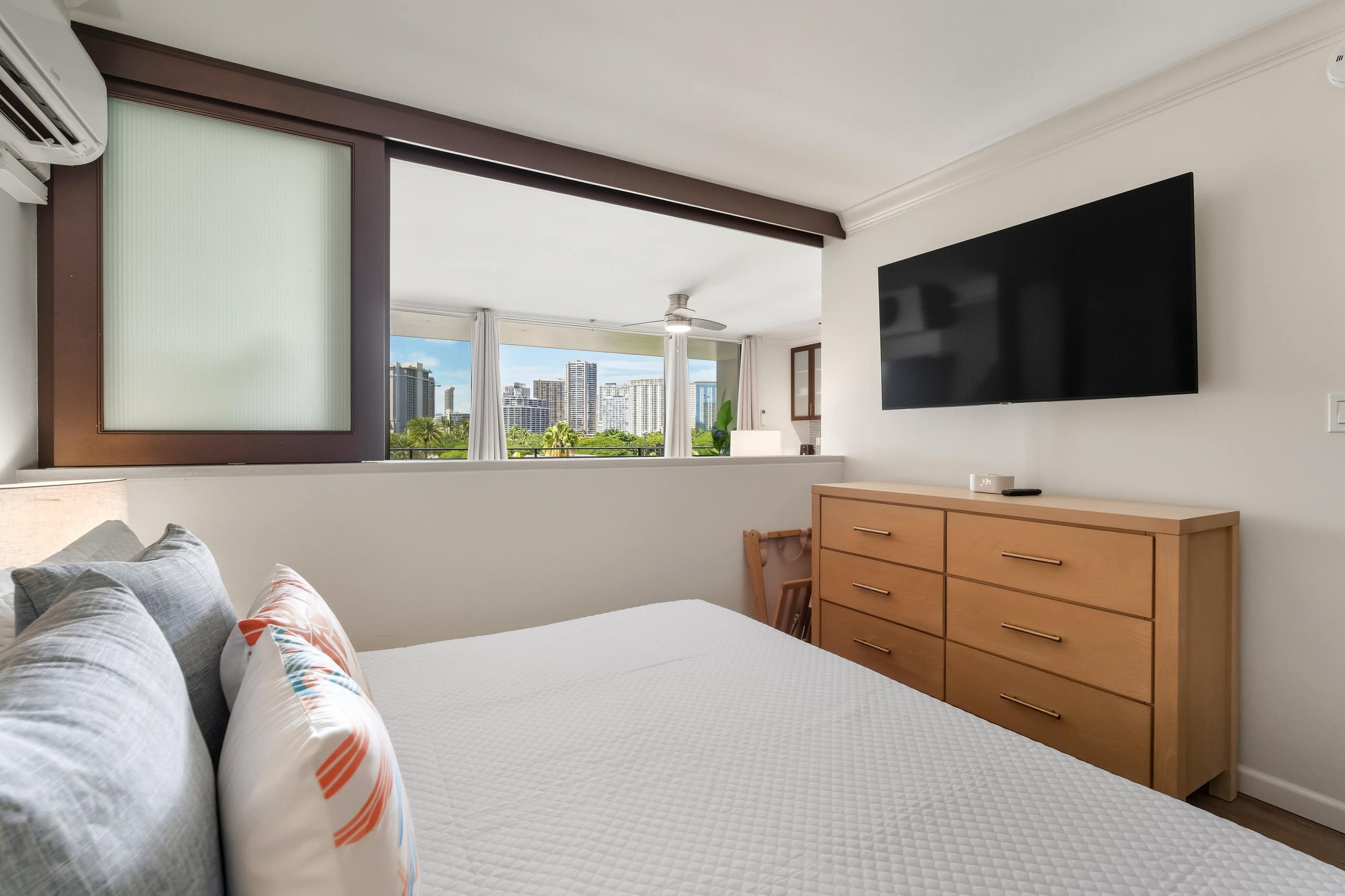 Condo in Honolulu · ★4.73 · 1 bedroom · 2 beds · 1 private bath - Image 18
