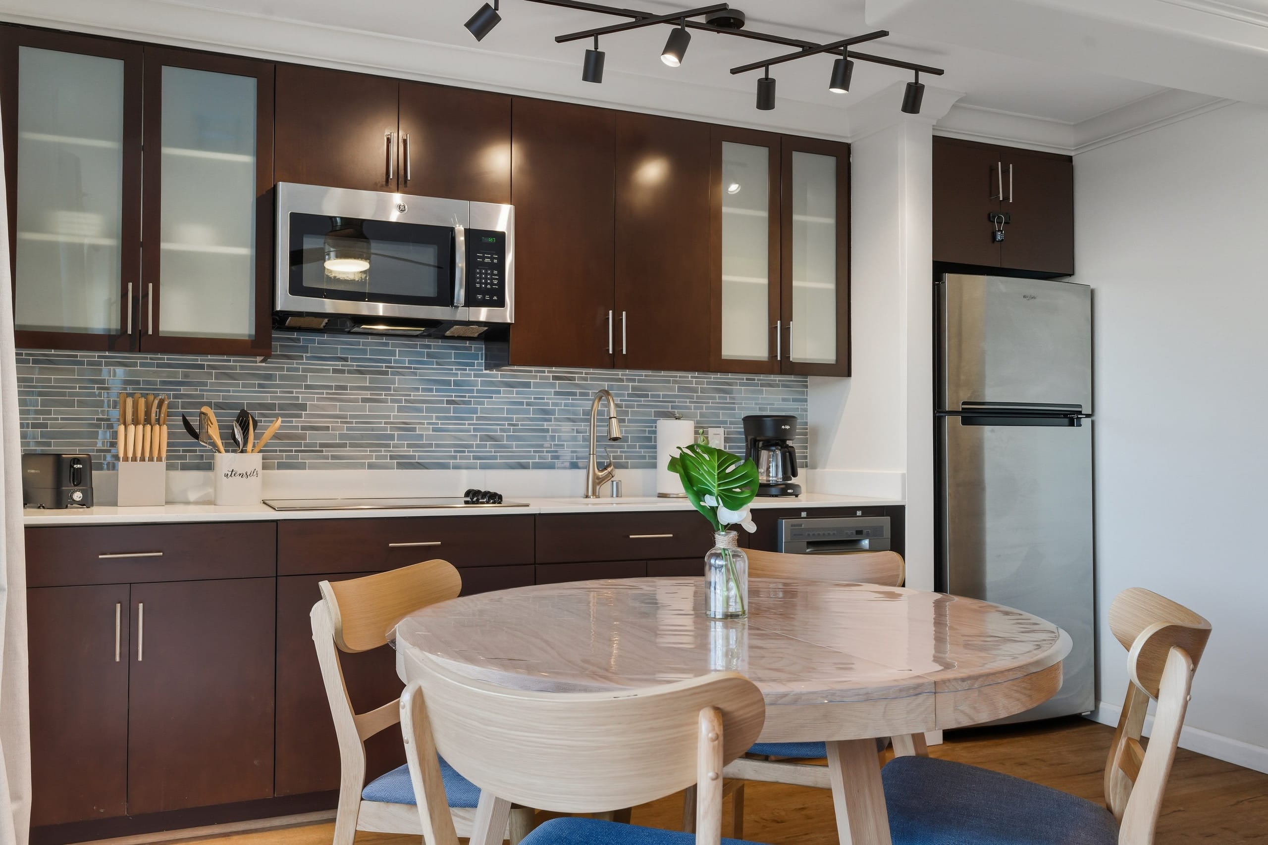 Condo in Honolulu · ★4.73 · 1 bedroom · 2 beds · 1 private bath - Image 10