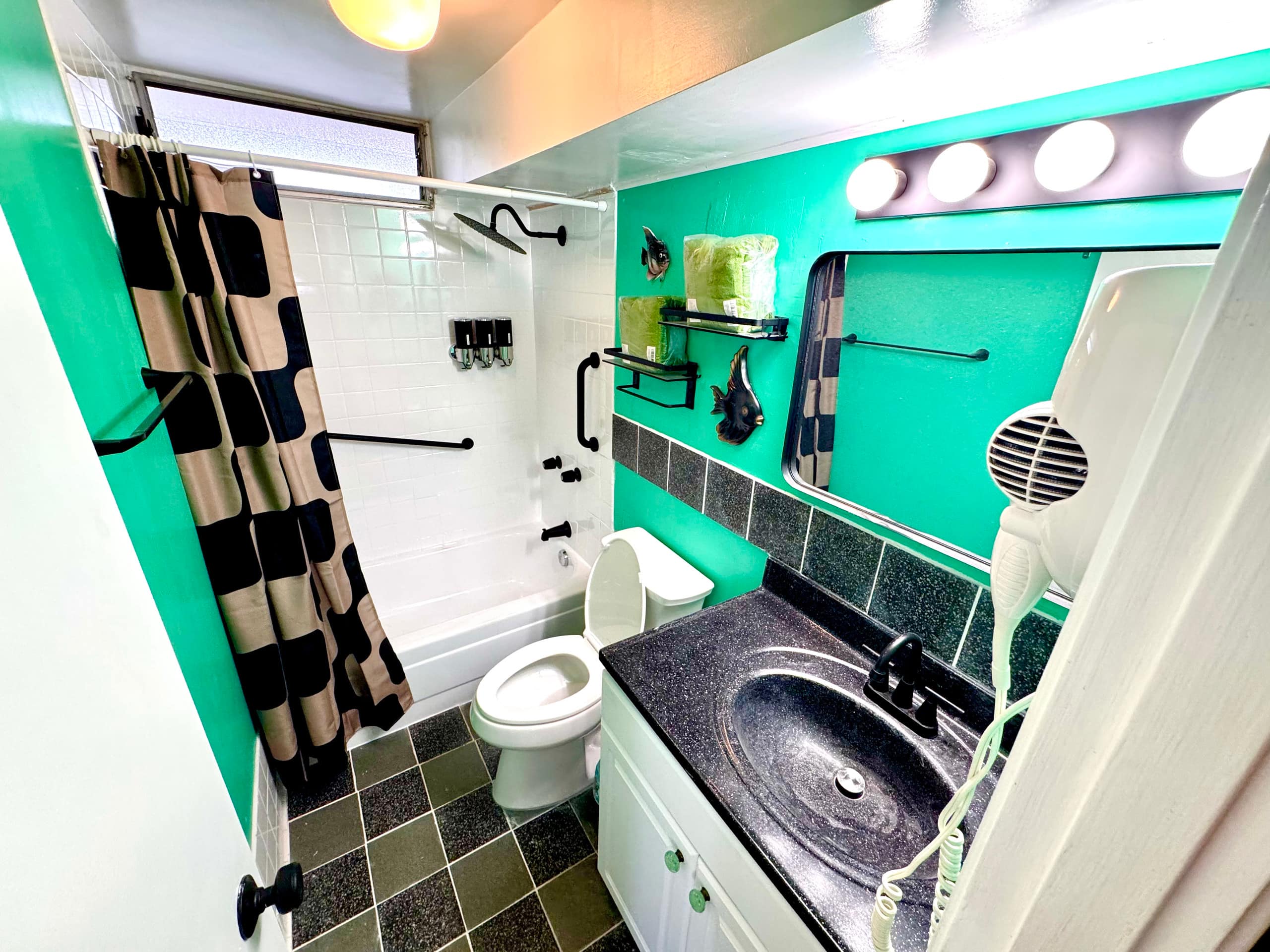 Condo in Honolulu · ★4.94 · Studio · 2 beds · 1 bath - Image 11