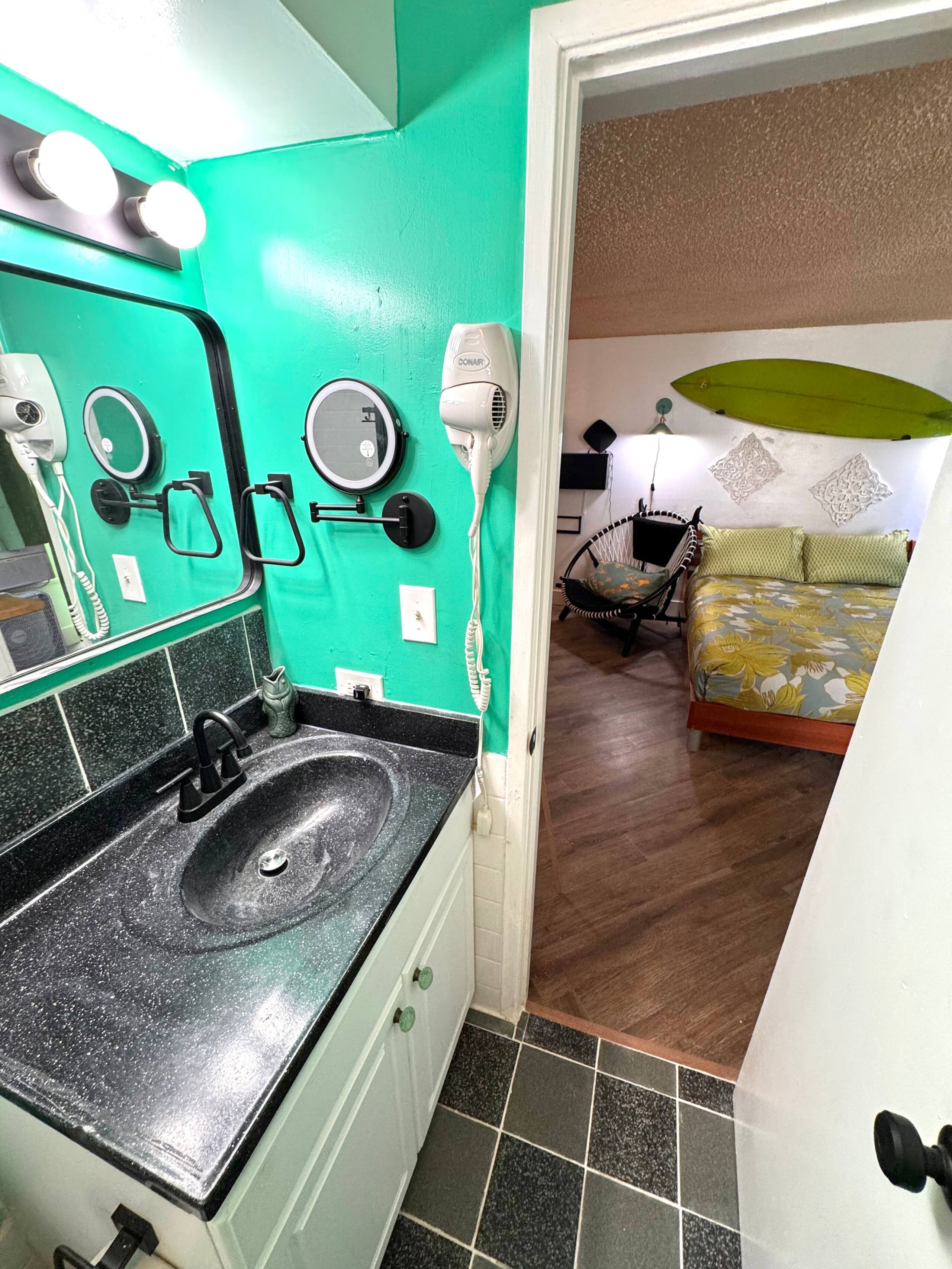 Condo in Honolulu · ★4.94 · Studio · 2 beds · 1 bath - Image 12