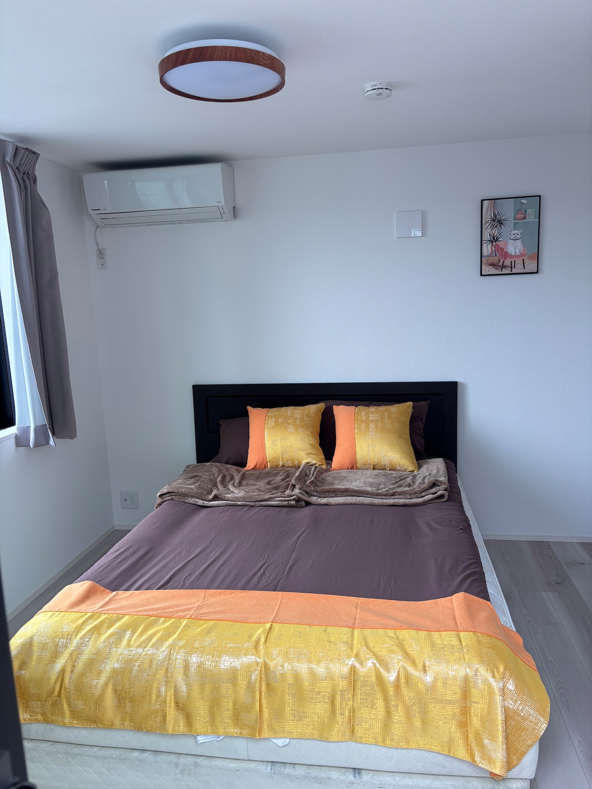 Grande chambre de 150*200 cm avec un bon éclairage. La chambre est propre et confortable. Le matelas est très doux et confortable pour dormir.