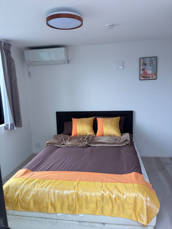 ห้องนอนขนาดใหญ่ 150*200 ซม. พร้อมแสงสว่างที่ดี ห้องสะอาดและอบอุ่น ที่นอนนุ่มสบายมาก