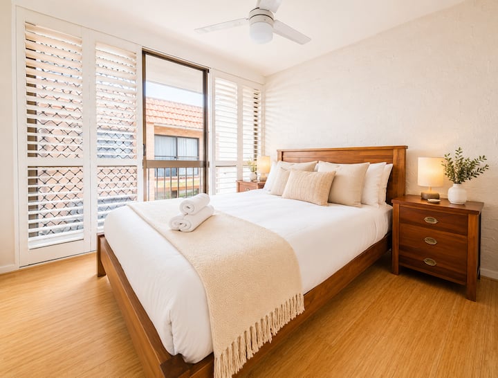 Sunny Broadbeach Pad | Pool + Near Beach Life - Gold Coast