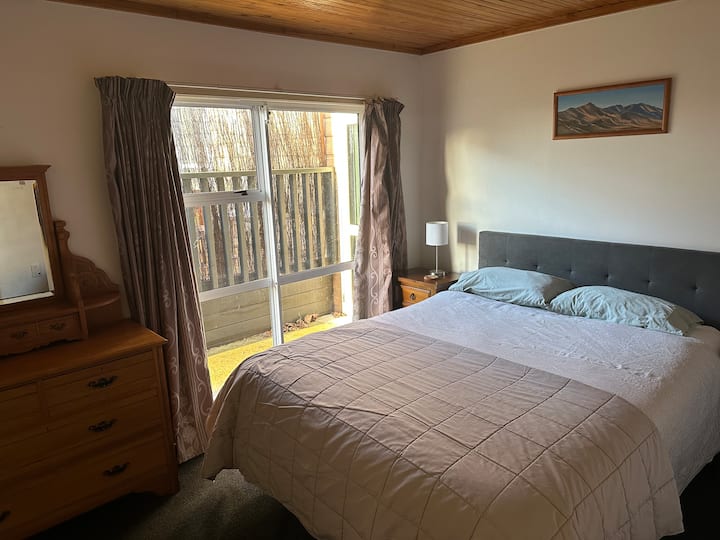 Двойно легло, големи чекмеджета, закачалки, плъзгаща се врата към външната страна, баня. 