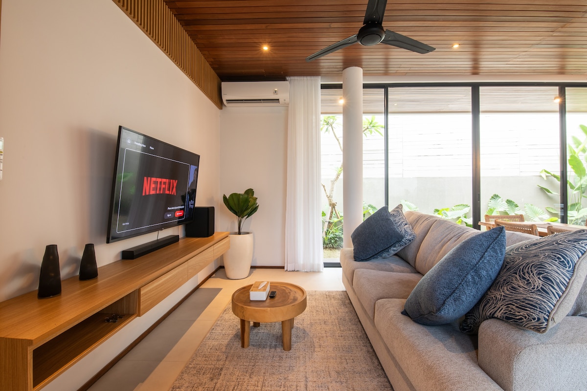Home in Kediri · 4 bedrooms · 4 beds · 4 private baths, Airbnb karşılaştırması
