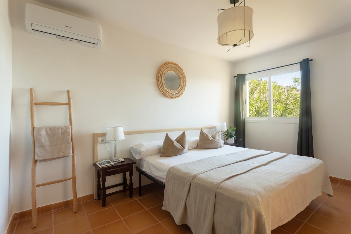 Kitanda hiki kikubwa cha mfalme mara mbili kinaweza kutenganishwa kwa urahisi kuwa vitanda 2 vya mtu mmoja mmoja