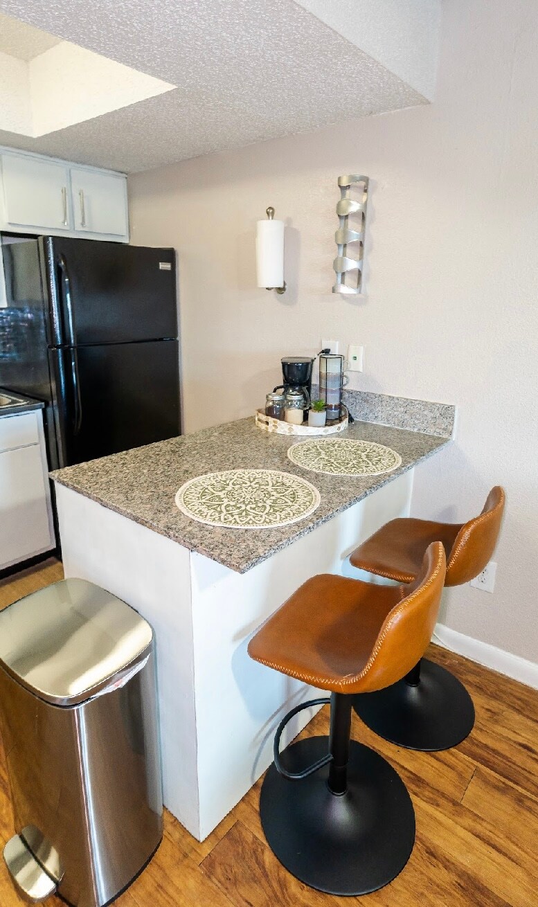 Peaceful 1/1 Bedroom DT Skyline View