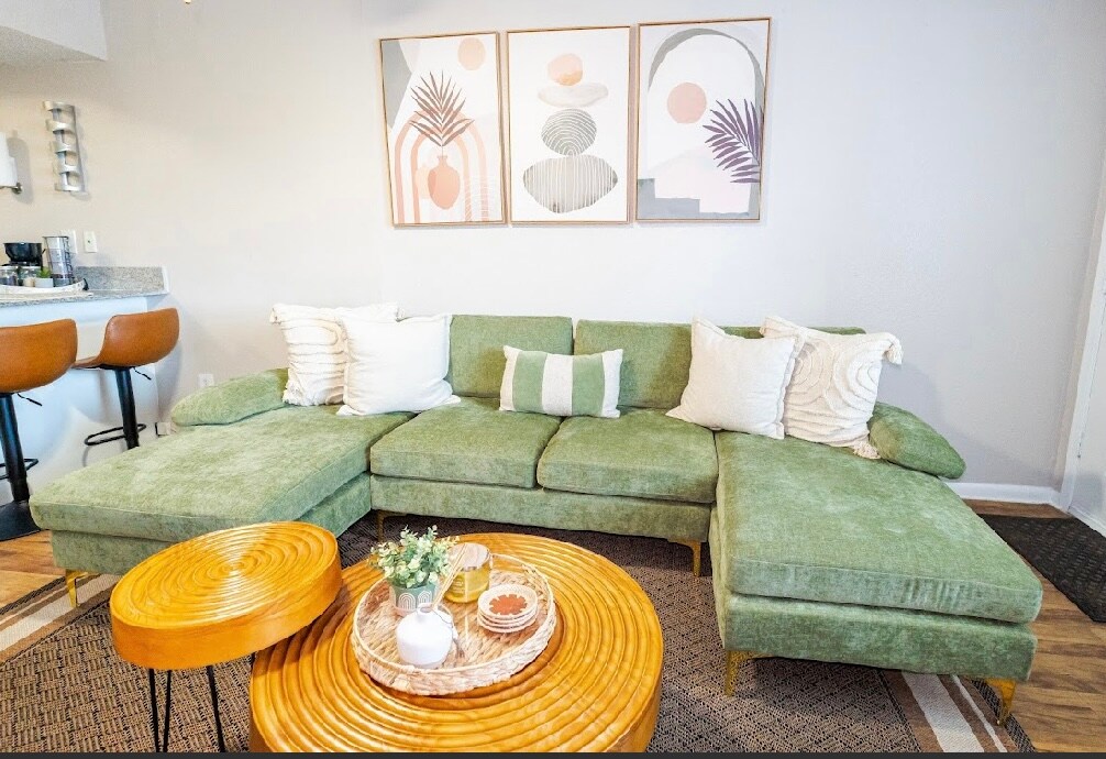 Peaceful 1/1 Bedroom DT Skyline View