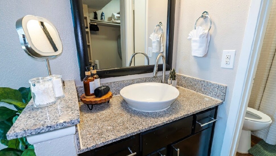 Peaceful 1/1 Bedroom DT Skyline View