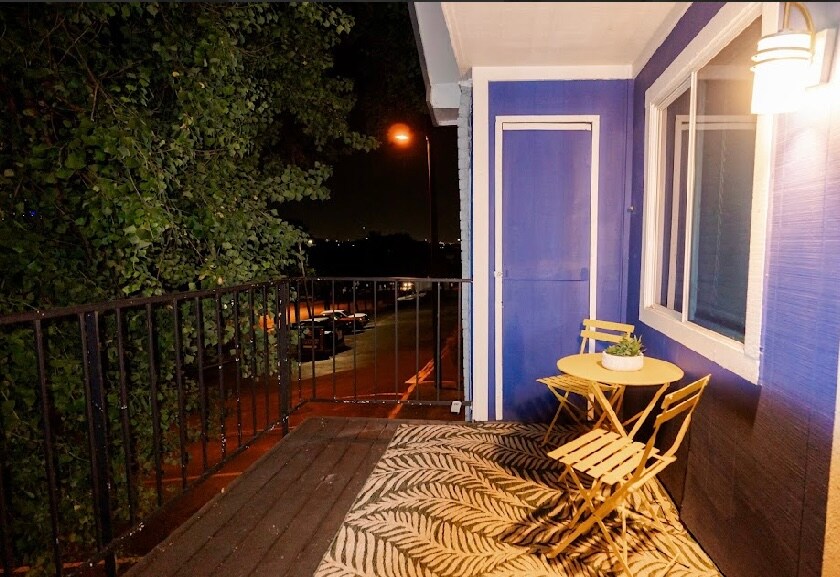 Peaceful 1/1 Bedroom DT Skyline View