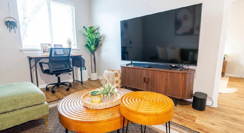 Peaceful 1/1 Bedroom DT Skyline View