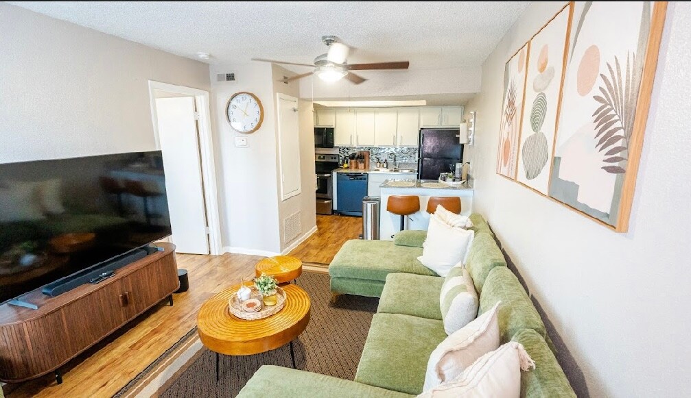 Peaceful 1/1 Bedroom DT Skyline View