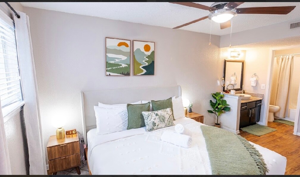 Peaceful 1/1 Bedroom DT Skyline View