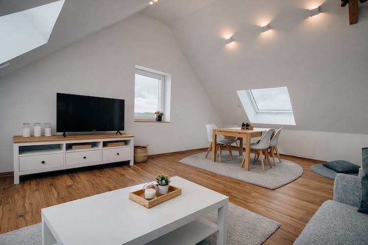 Helles Dachapartment • Ruhig & Modern - Feucht