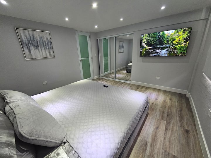 宁静的卧室，柔和的阳光透过薄纱窗帘照射进来，与流动的河流发出的轻柔声音相互呼应。 客房很安静，很舒适，采用大地色调，配有豪华床铺，营造出宁静的氛围，非常适合放松和安静睡眠。