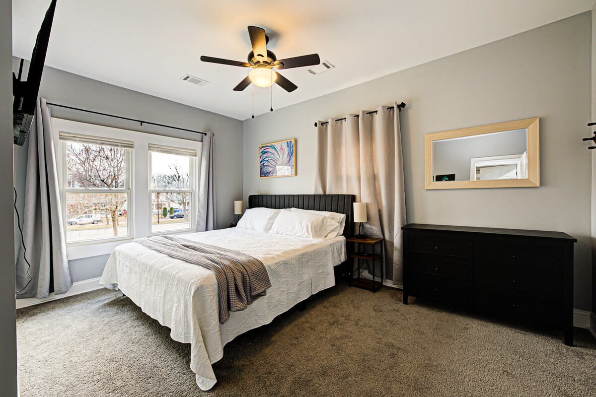 Hoofdslaapkamer met inloopkast en aangrenzende badkamer. 