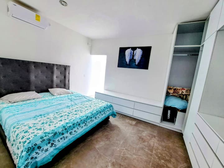 Recamara King size con TV smart y baño completo