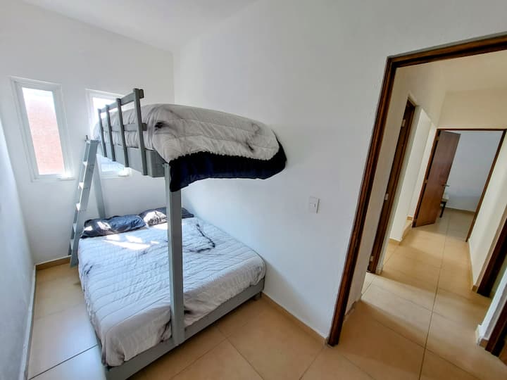 Recamara con cama matrimonial y cama individual