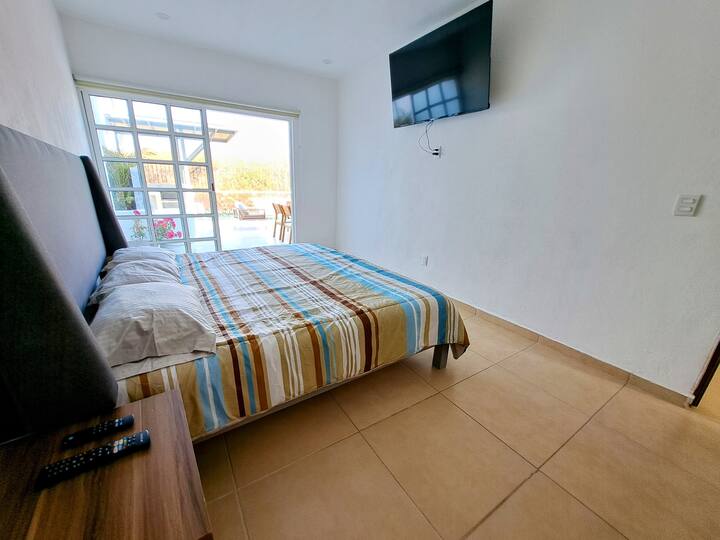 Recamara principal Queen Size con TV smart y baño completo