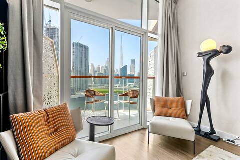 Popular Airbnb listing: Unparalleled Burj Khalifa and Canal View in Business Bay