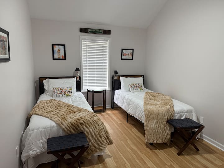 Dormitorio inspirado en Lexington, KY, con un colchón de aire doble adicional en el armario