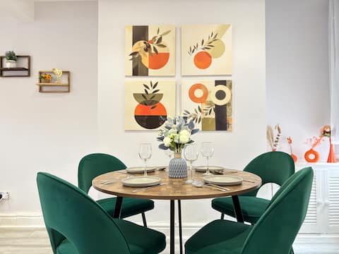 Cozy Stylish Home-Free Parking